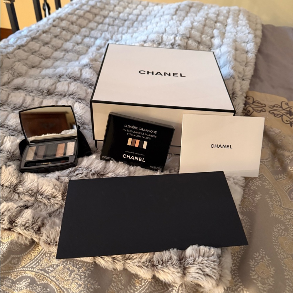 CHANEL Lumière Graphique Eyeshadow Palette - Black and Tan.